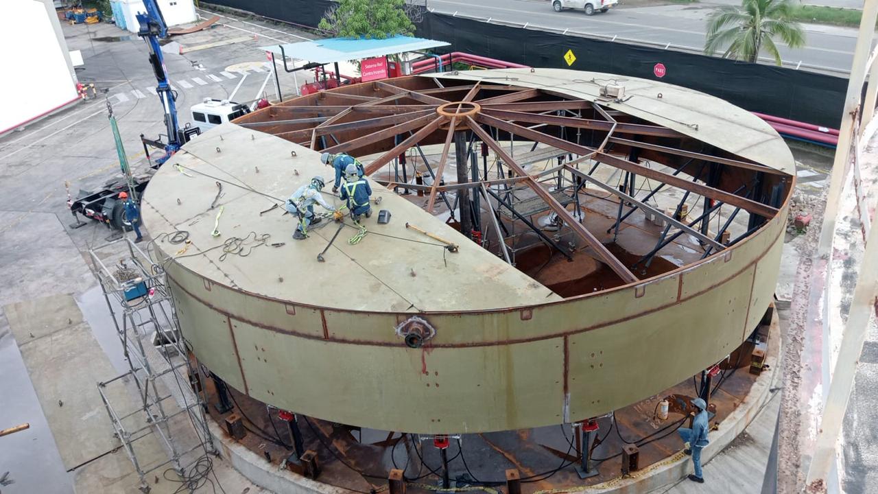 Instalación de cubierta de tanque