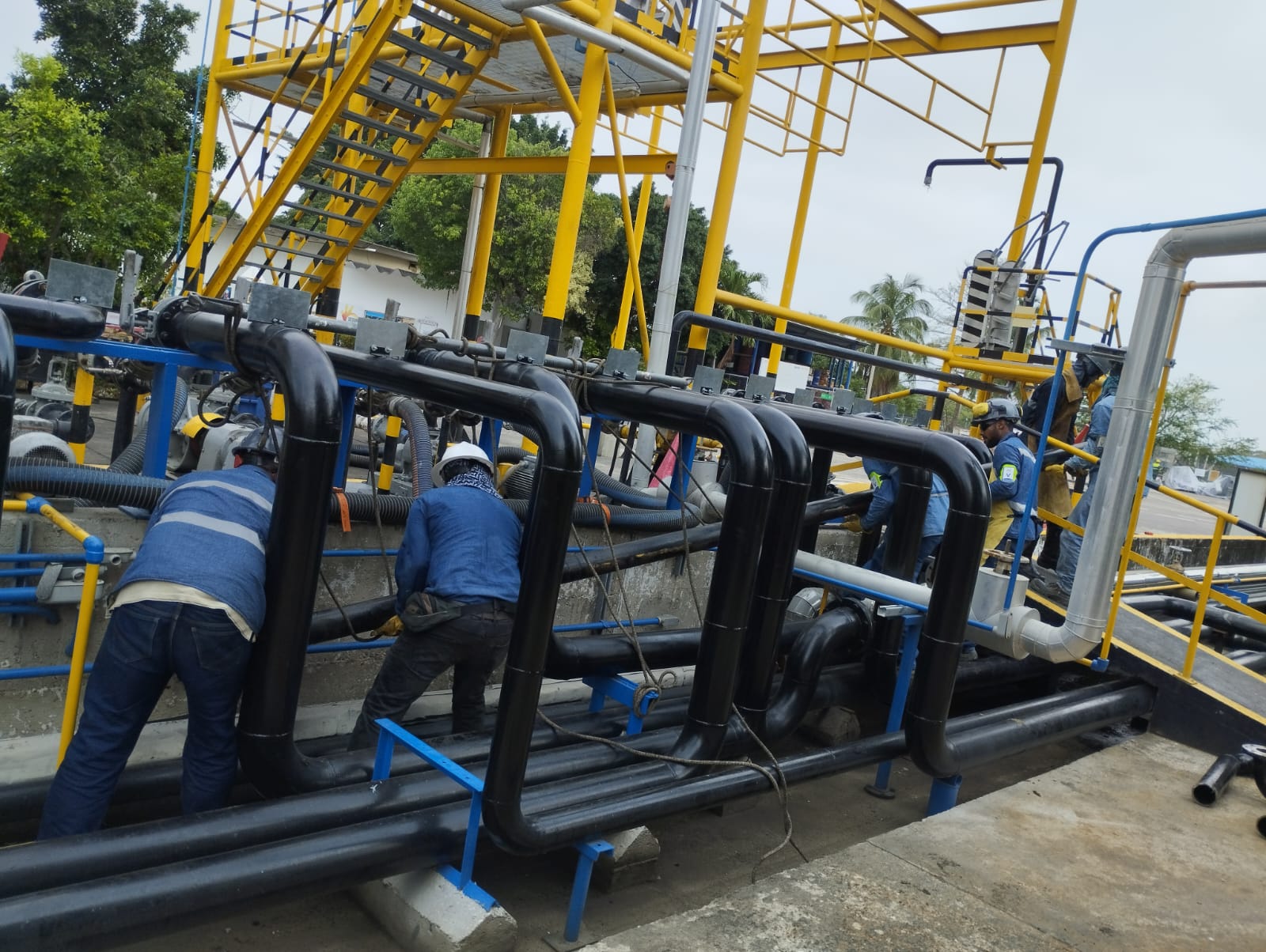 Montaje de tubería industrial bajo plataforma metálica